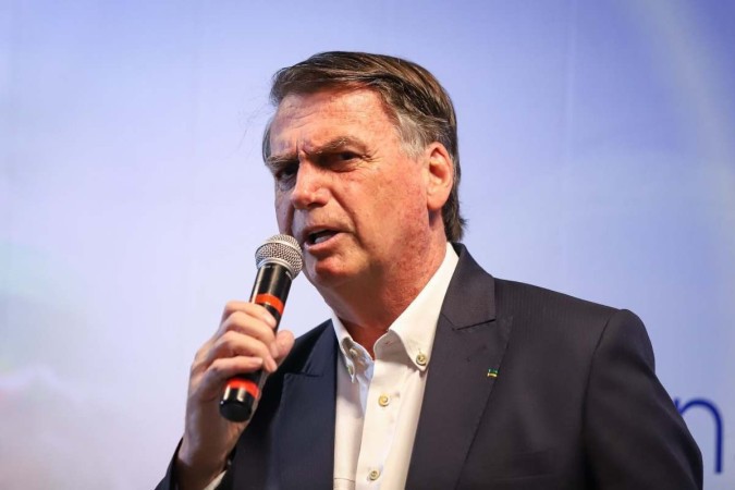 Bolsonaro, internado com erisipela, deve ser transferido para Brasília