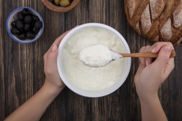 Iogurte e coalhada são aliados nos cuidados contra o câncer colorretal